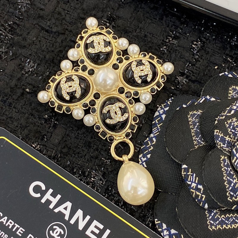 Chanel Pearl Pendant Gold 18K Gold Brooch product image 5, provided for visual reference and product detail review