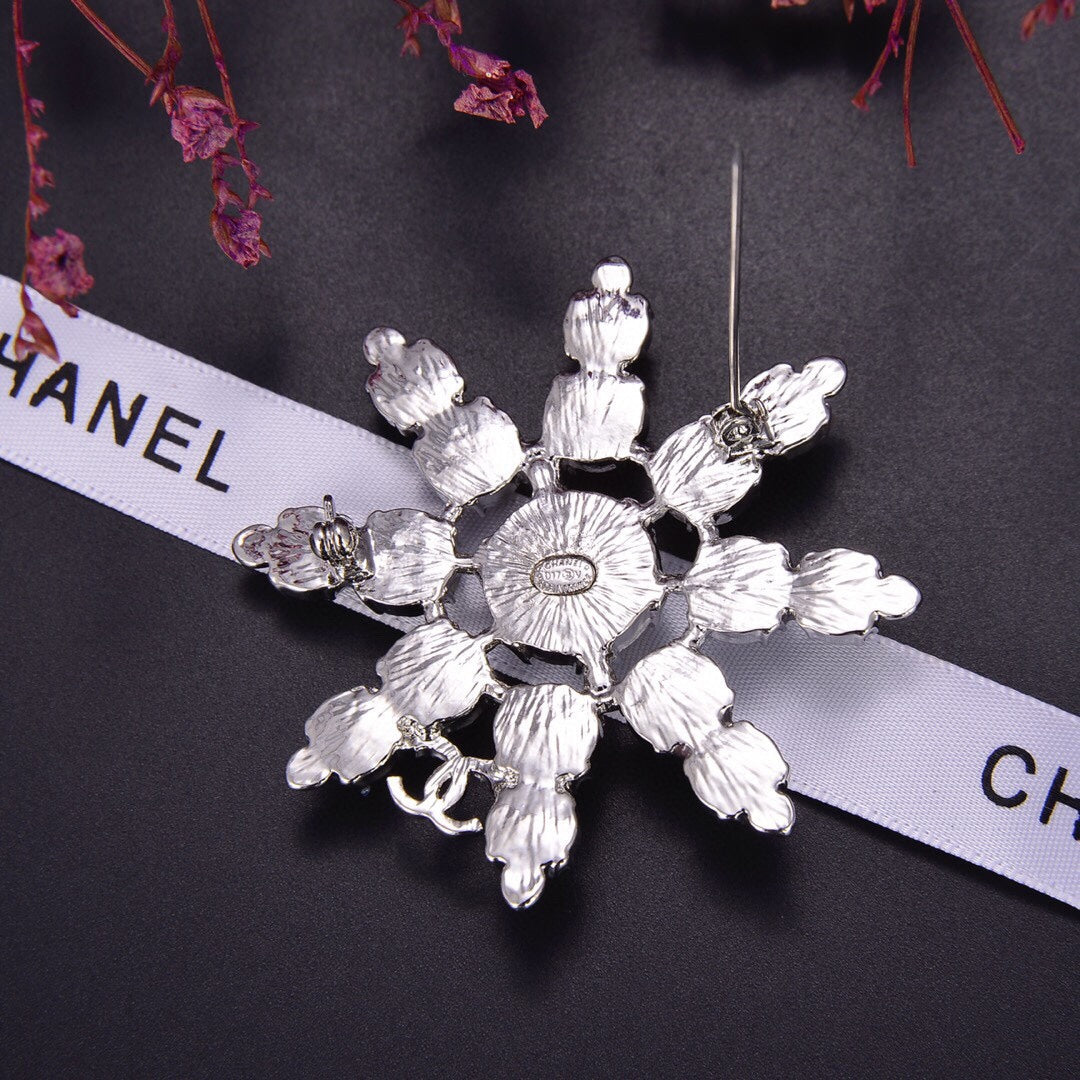 Chanel Flower Crystals 18K Gold Brooch product image 5, provided for visual reference and product detail review