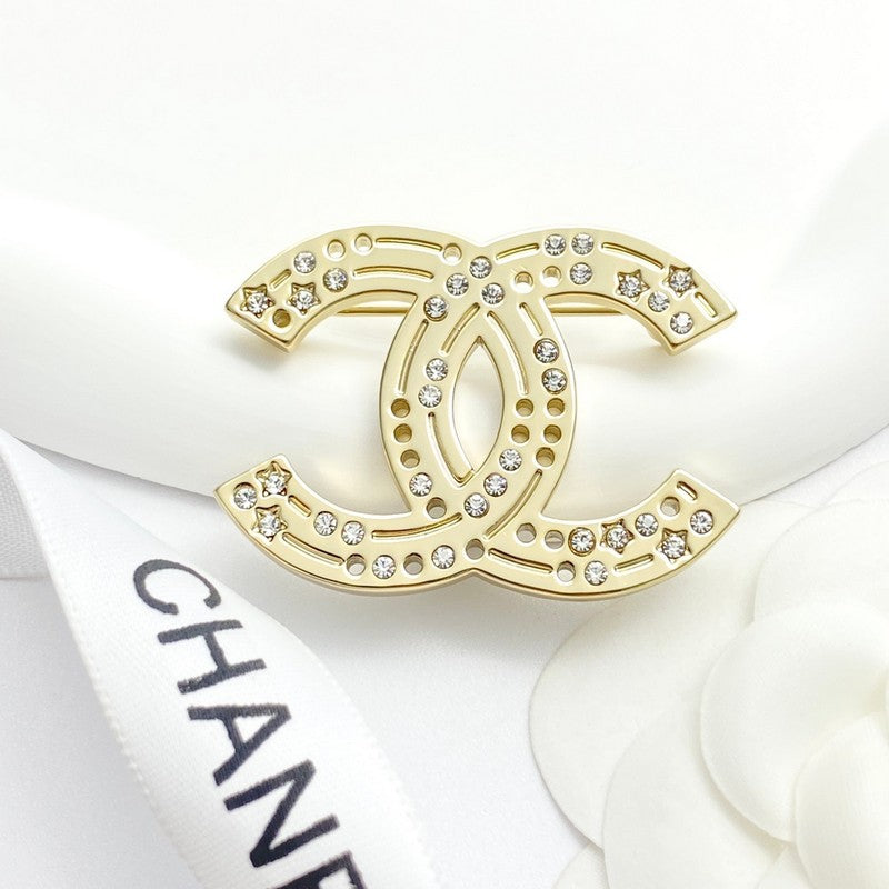 Chanel 24A Diamond Gold 18K Gold Brooch product image 4, provided for visual reference and product detail review