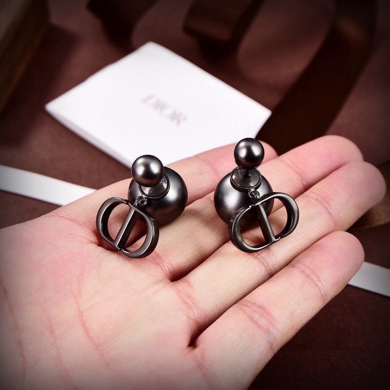 Dior Tribales Grey Pearl 18K Gold Earrings product image 5, provided for visual reference and product detail review