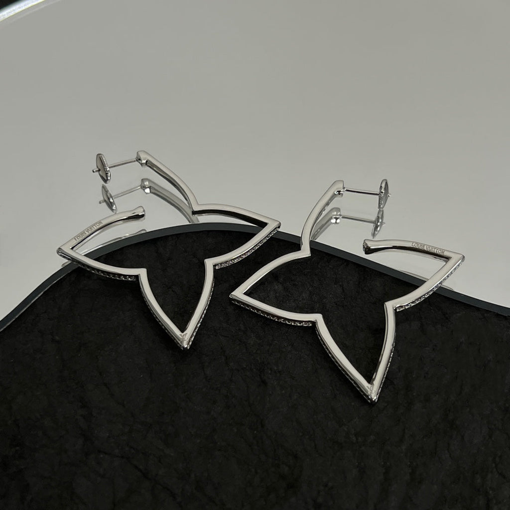 Louis Vuitton Debuts Blossom 18K Gold Earrings product image 5, provided for visual reference and product detail review