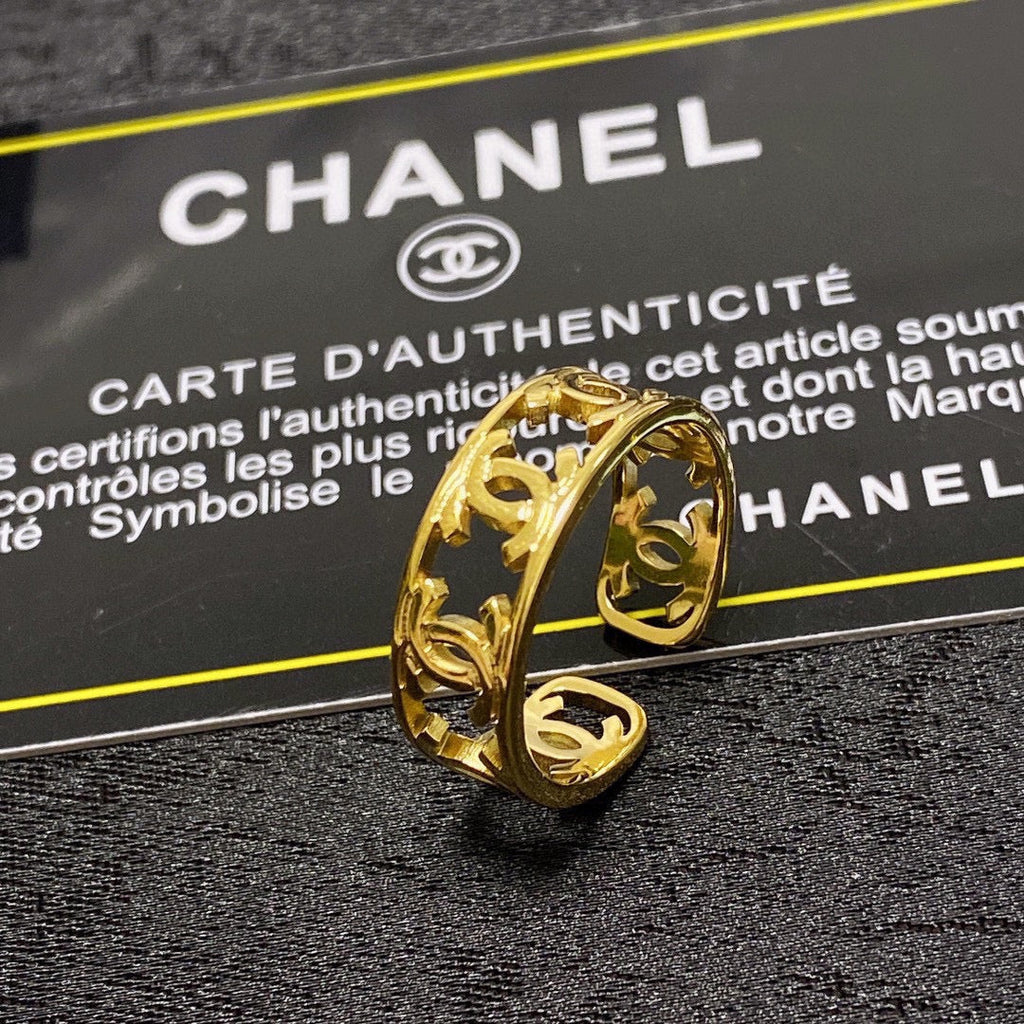Chanel Vintage Openwork 18K Gold Ring product image 6, provided for visual reference and product detail review