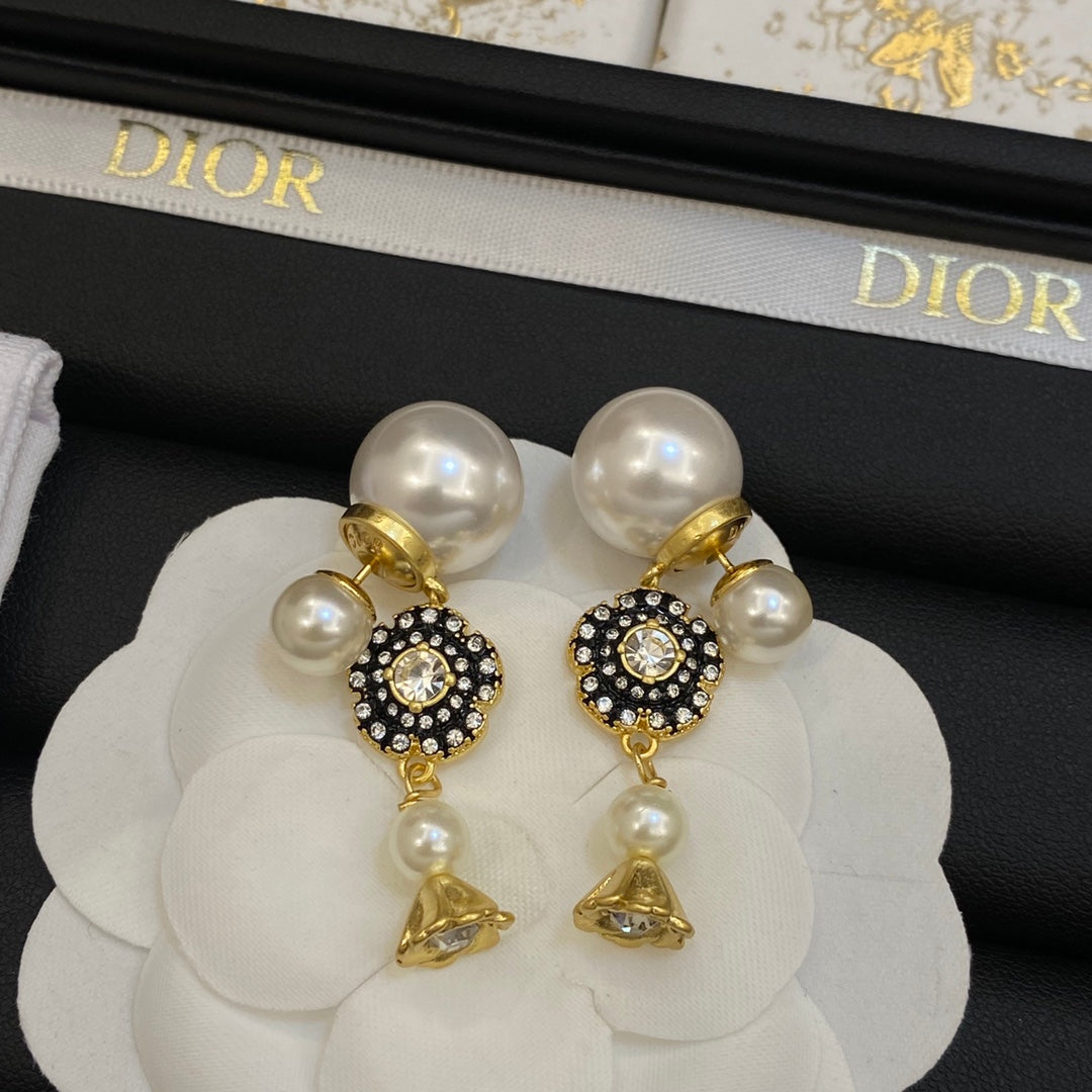 Dior Tribales 18K Gold Earrings product image 7, provided for visual reference and product detail review