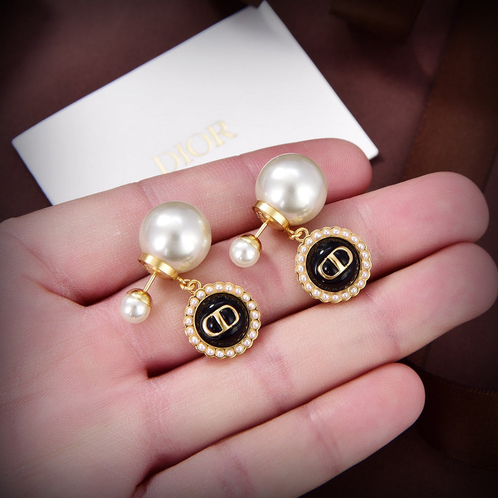 Dior Pearls 18K Gold Earrings product image 5, provided for visual reference and product detail review