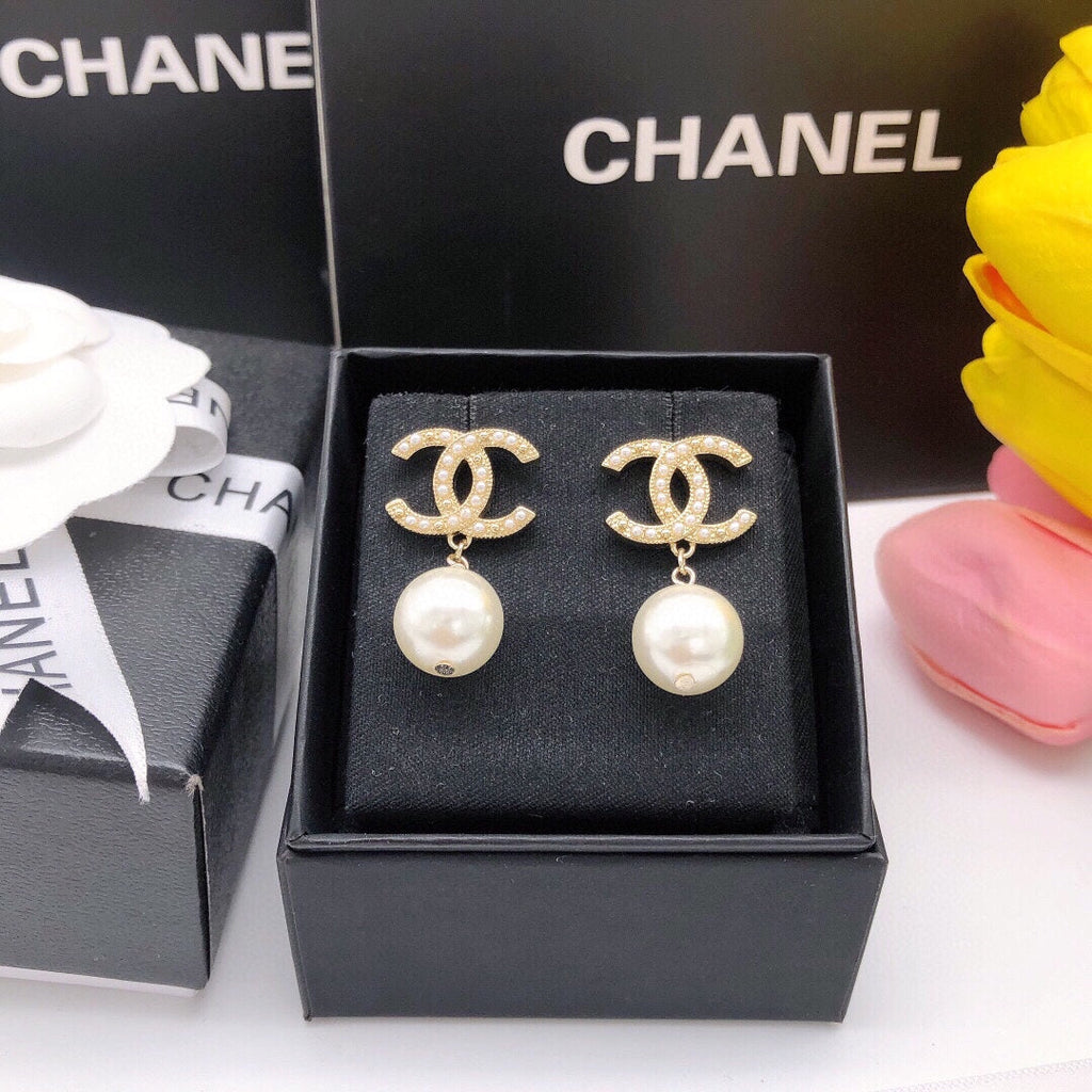Chanel Pearl Drop 18K Gold Earrings product image 7, provided for visual reference and product detail review