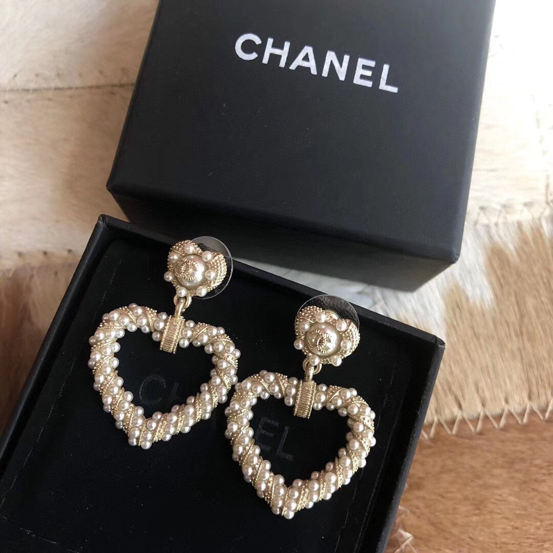 Chanel Heart Pendant 18K Gold Earrings product image 5, provided for visual reference and product detail review