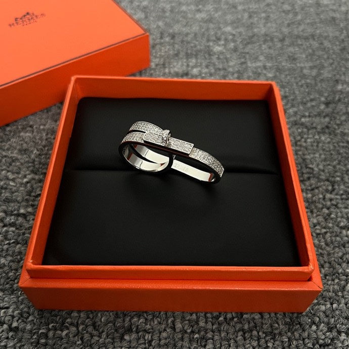 Hermes Kelly Gavroche Double 18K Gold Ring product image 9, provided for visual reference and product detail review