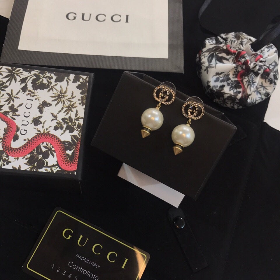 Gucci Double Pearl Pendant 18K Gold Earrings product image 2, provided for visual reference and product detail review