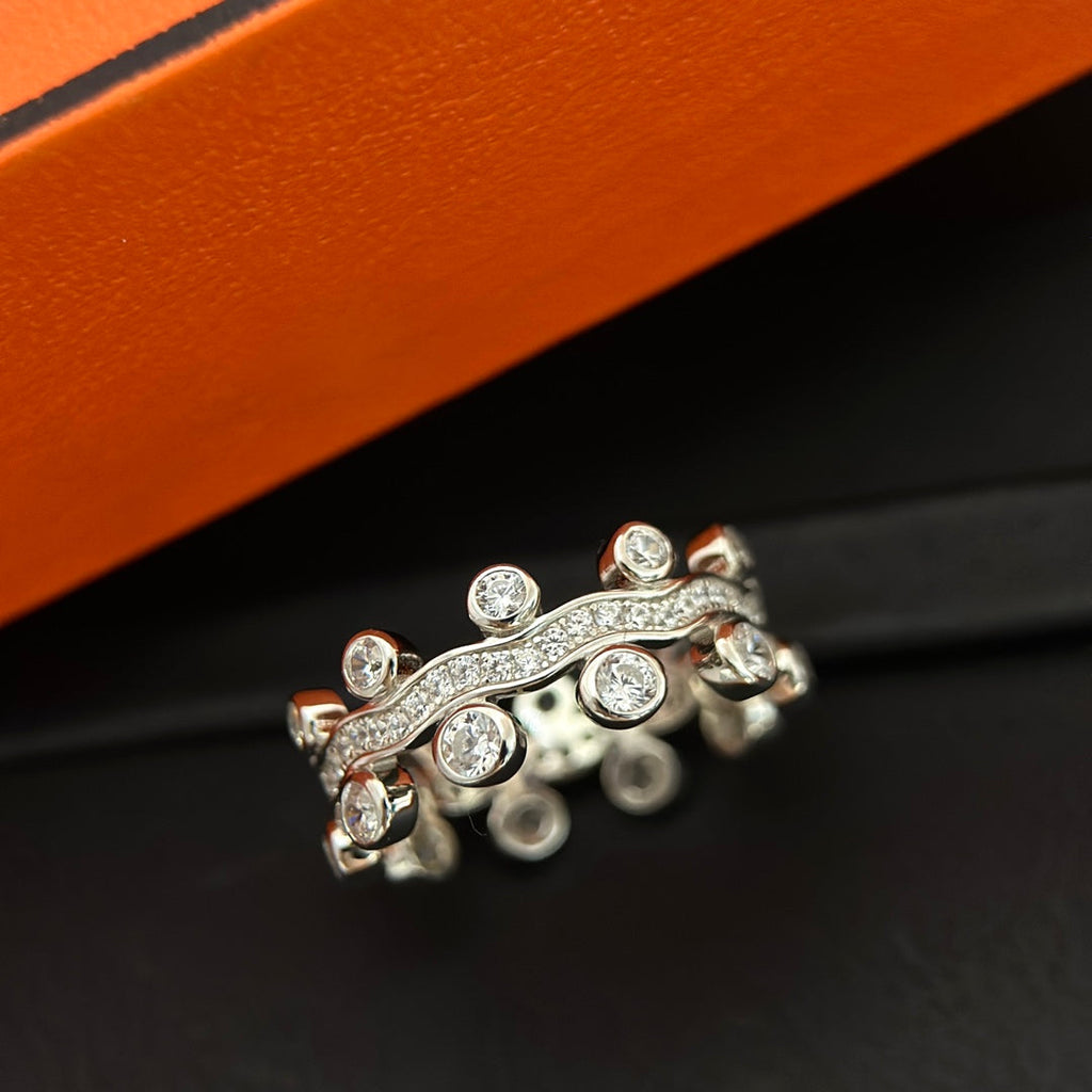 Hermes Vine Flower Dewdrops Diamond 18K Gold Ring product image 6, provided for visual reference and product detail review
