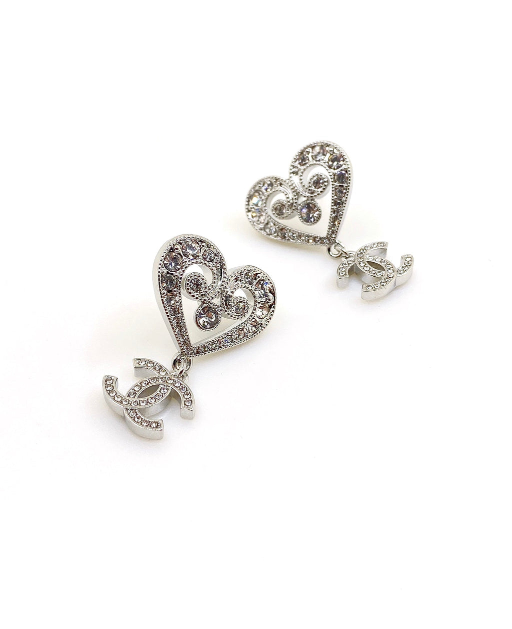 Chanel Heart Diamond 18K Gold Earrings product image 6, provided for visual reference and product detail review