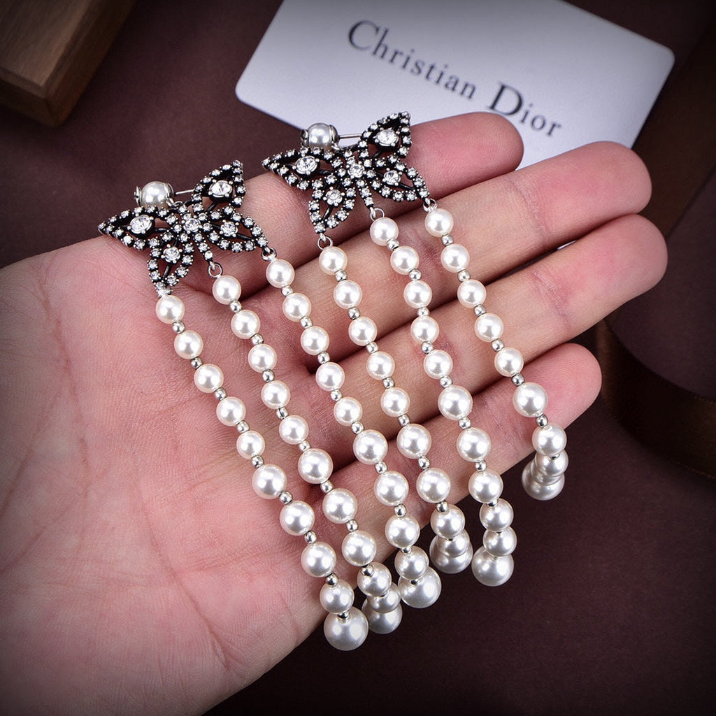 Dior Pearls Tassel Long 18K Gold Earrings product image 2, provided for visual reference and product detail review