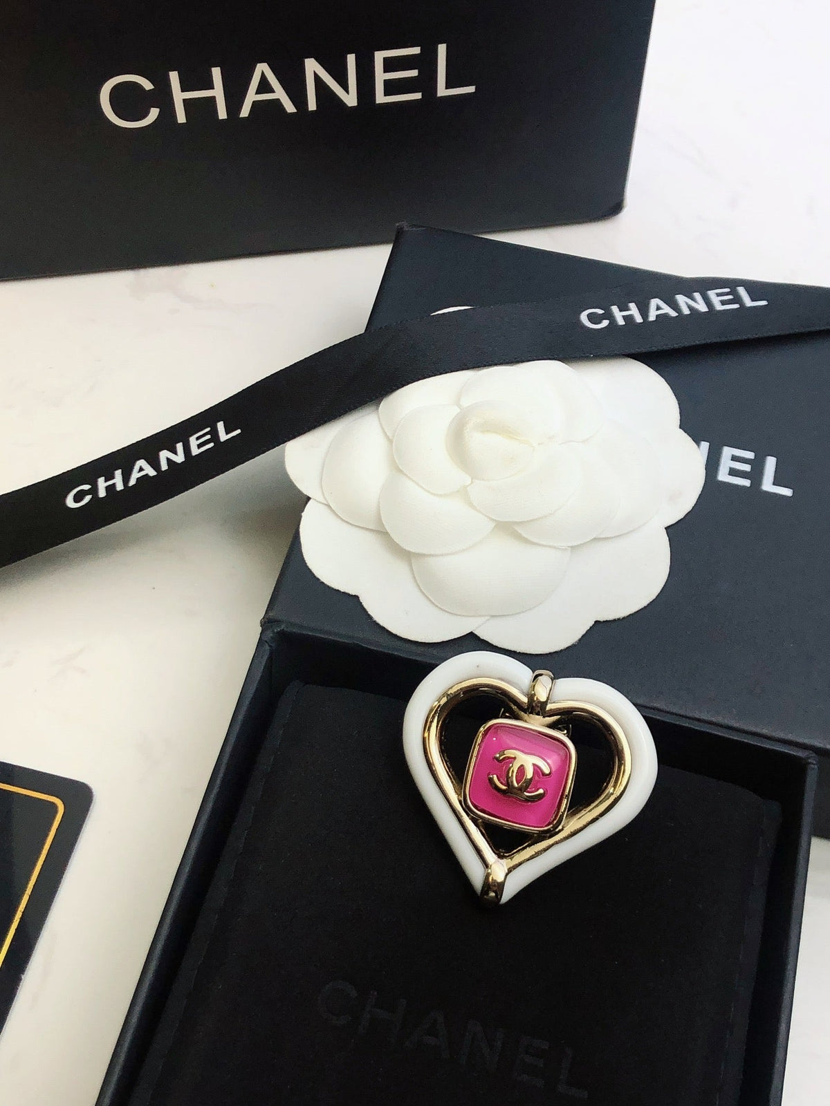 Chanel Heart 18K Gold Brooch product image 3, provided for visual reference and product detail review