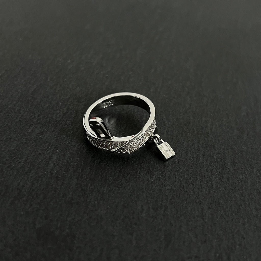 Hermes Kelly Gavroche Diamonds 18K Gold Ring product image 12, provided for visual reference and product detail review