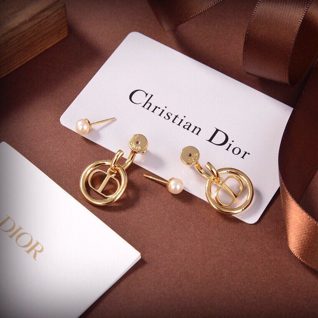 Dior 30 Montaigne Pearls 18K Gold Earrings product image 5, provided for visual reference and product detail review