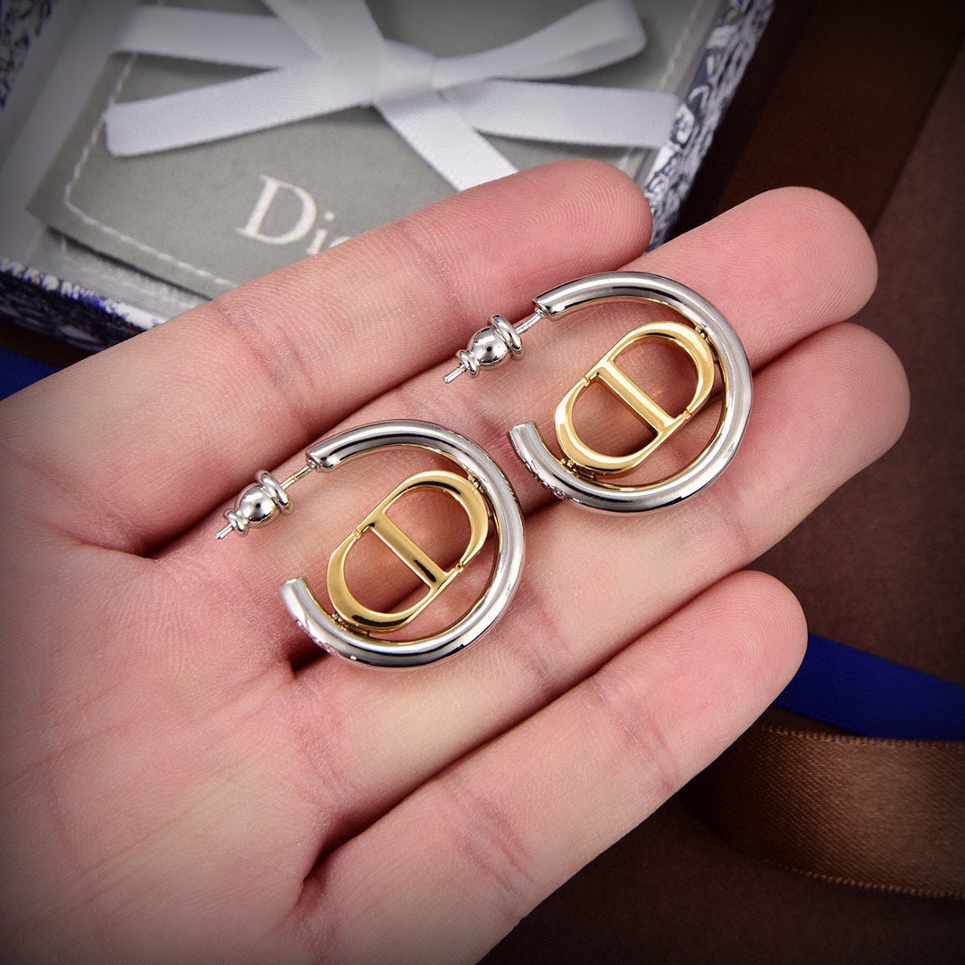 Dior 30 Montaigne 18K Gold Earrings product image 2, provided for visual reference and product detail review
