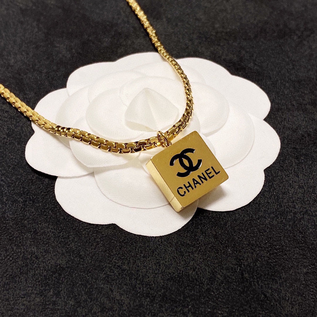 Chanel Pendant 18K Gold Necklace product image 3, provided for visual reference and product detail review