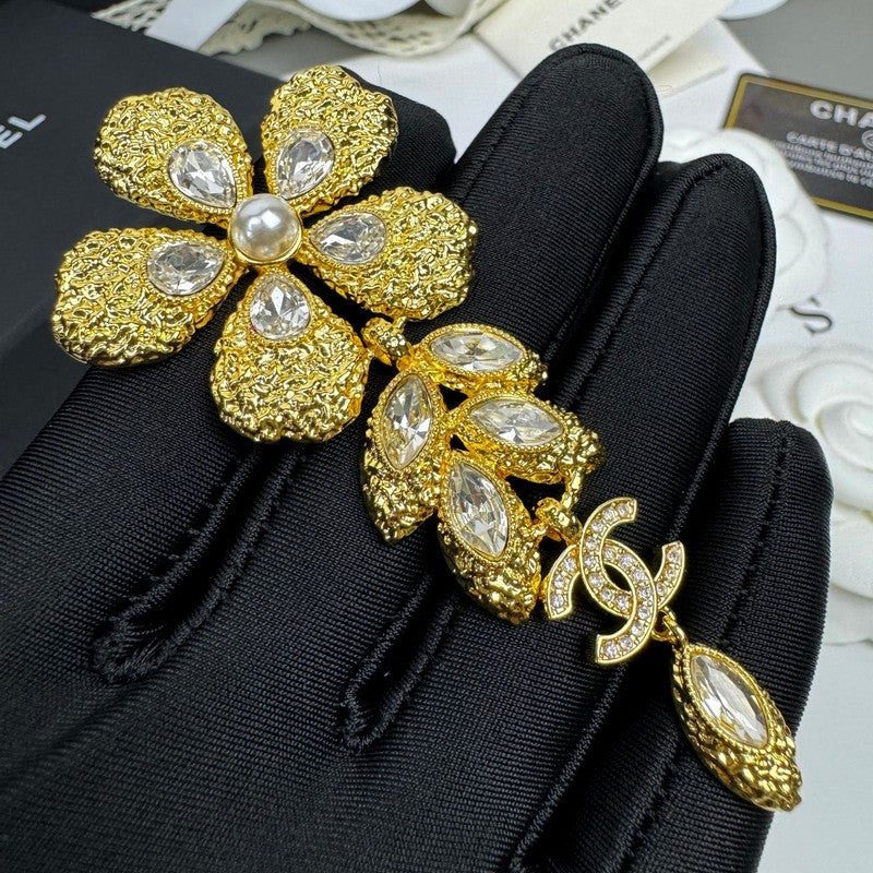 Chanel 26C Flower Crystal Drop Gold 18K Gold Brooch product image 5, provided for visual reference and product detail review