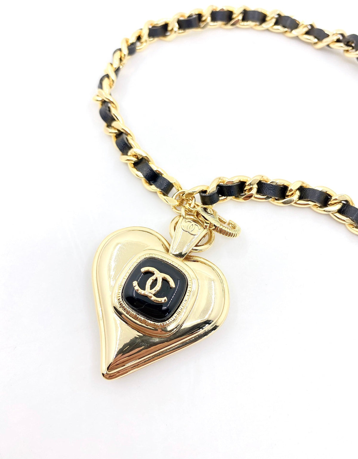 Chanel Heart Pendant 18K Gold Necklace product image 3, provided for visual reference and product detail review