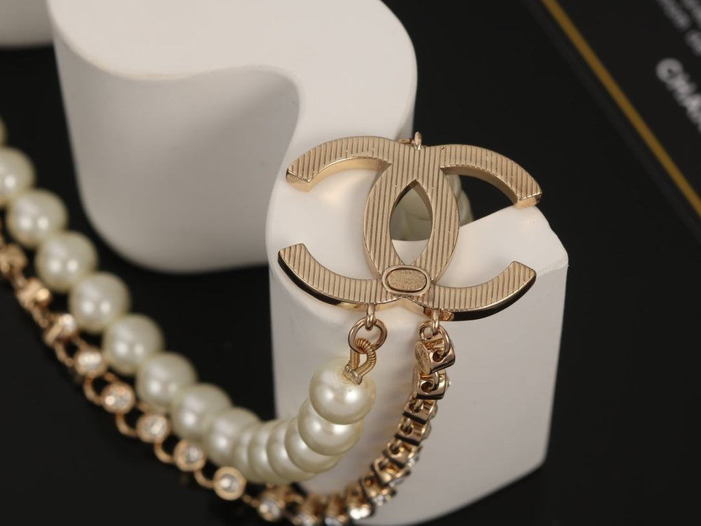 Chanel Pearls 18K Gold Necklace product image 5, provided for visual reference and product detail review