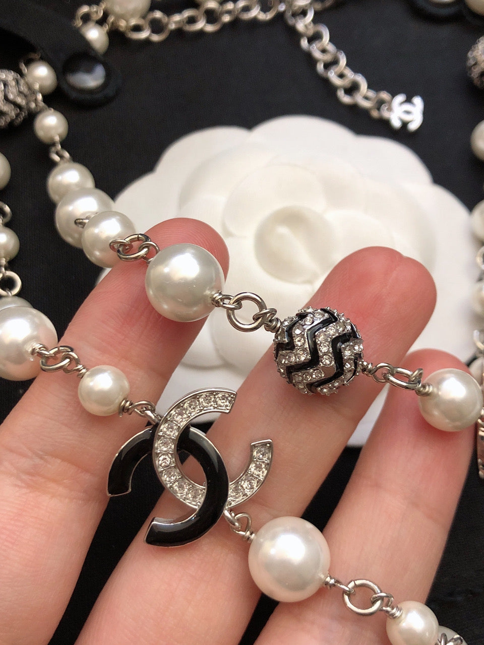 Chanel Star Pearls Long 18K Gold Necklace product image 6, provided for visual reference and product detail review
