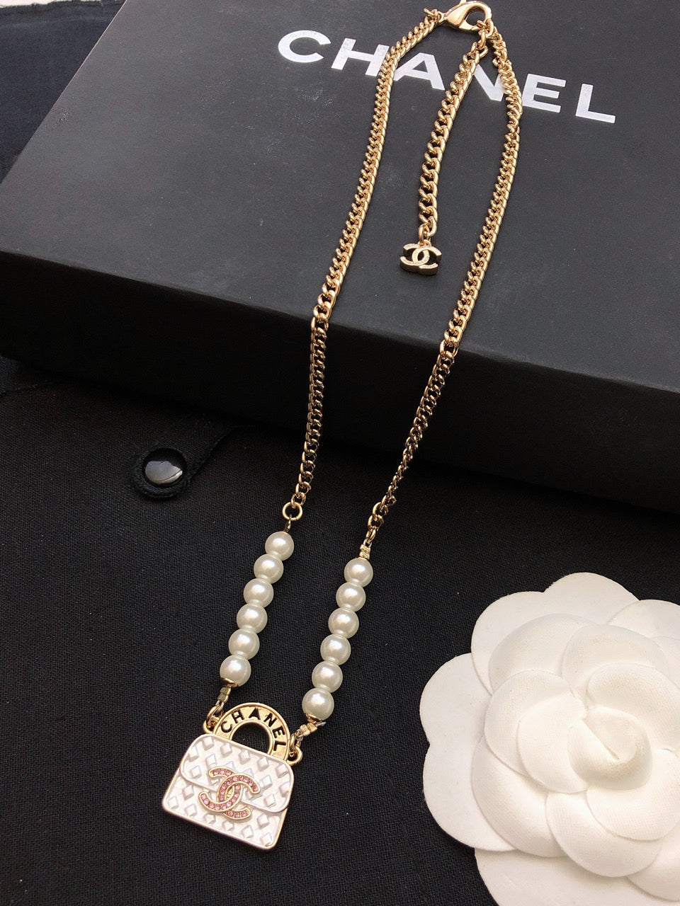 Chanel Pearls Bag Pendant 18K Gold Necklace product image 3, provided for visual reference and product detail review