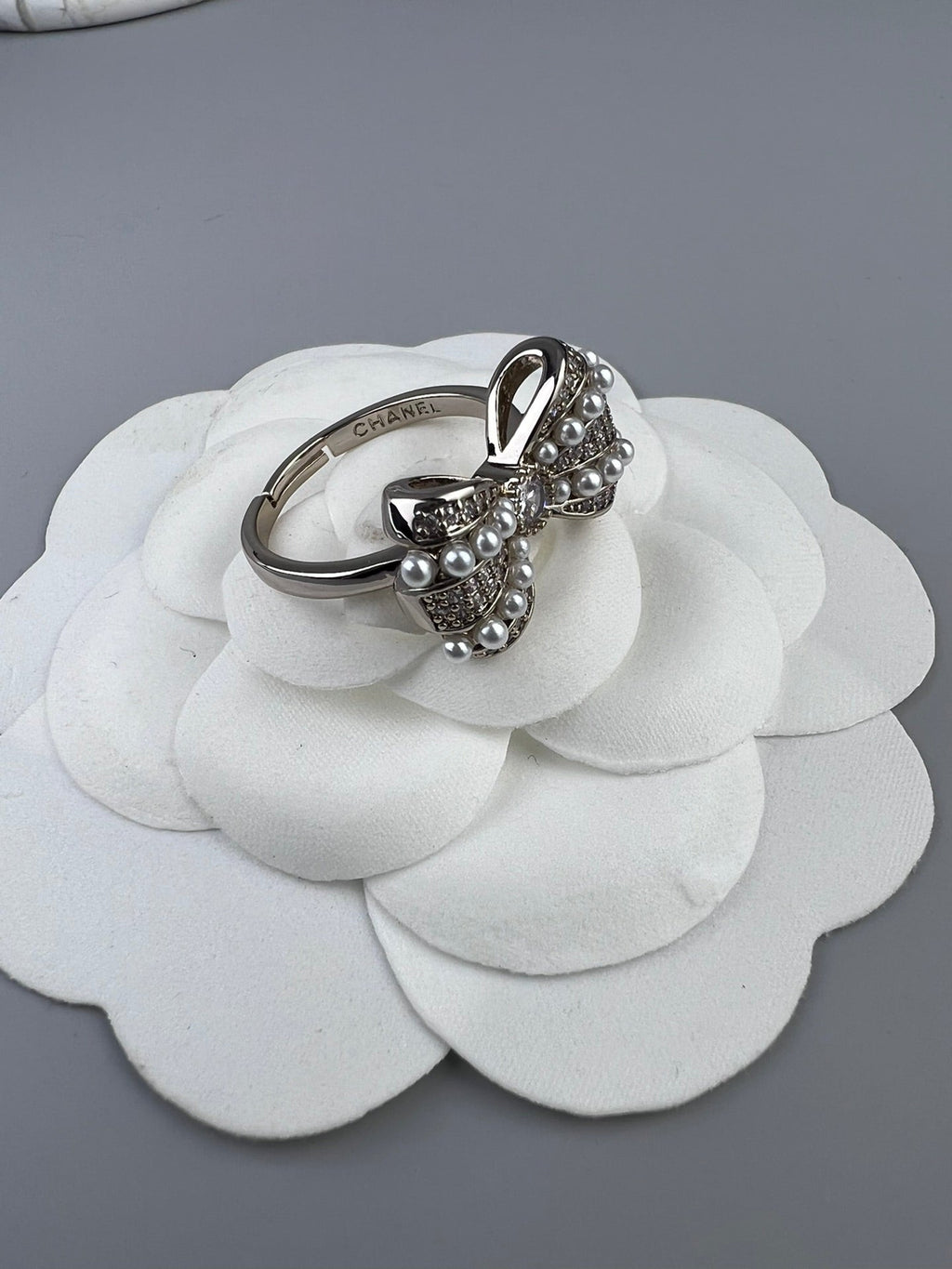 Chanel Bow Tie Pearls 18K Gold Ring product image 2, provided for visual reference and product detail review
