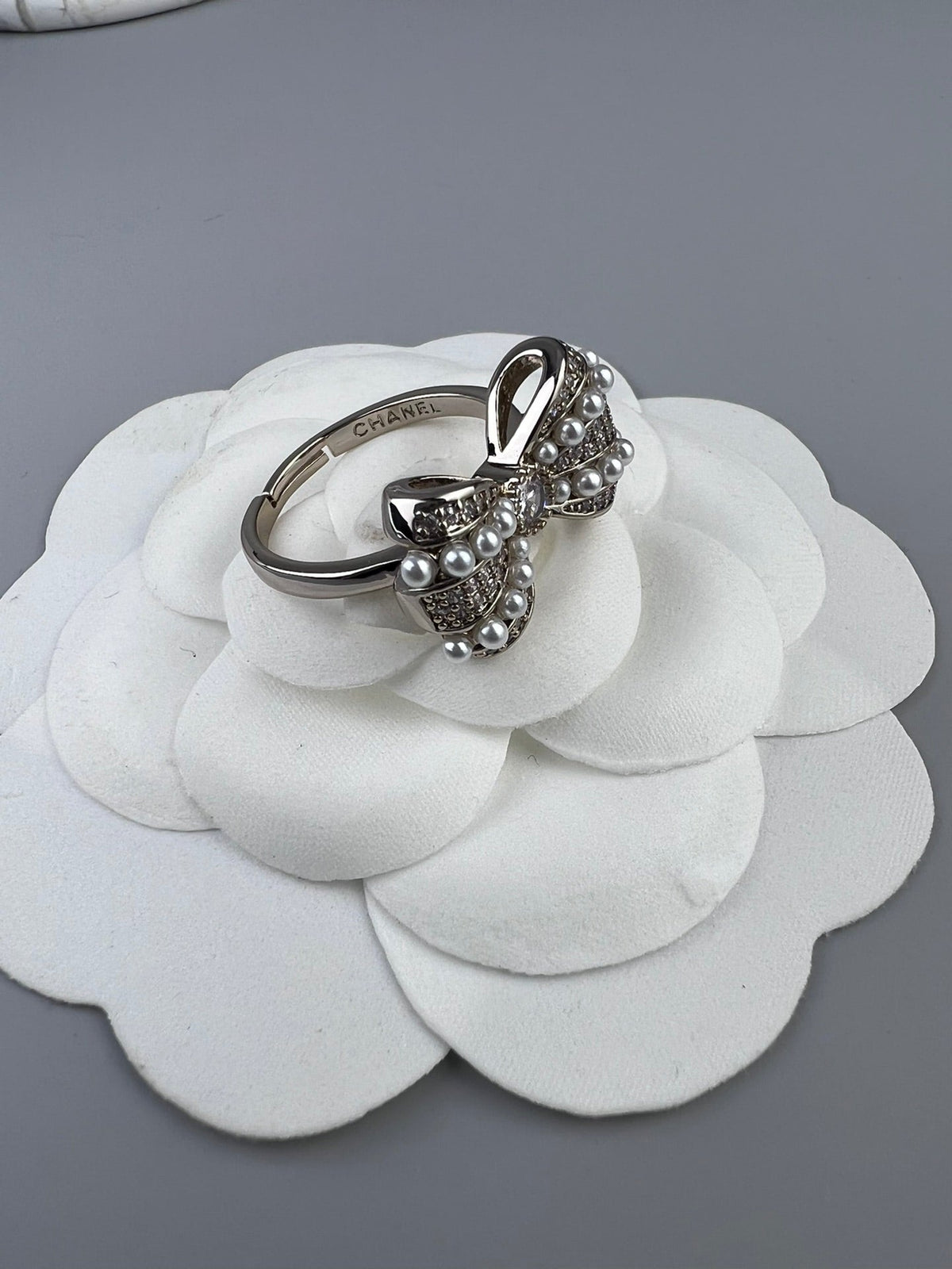 Chanel Bow Tie Pearls 18K Gold Ring product image 2, provided for visual reference and product detail review