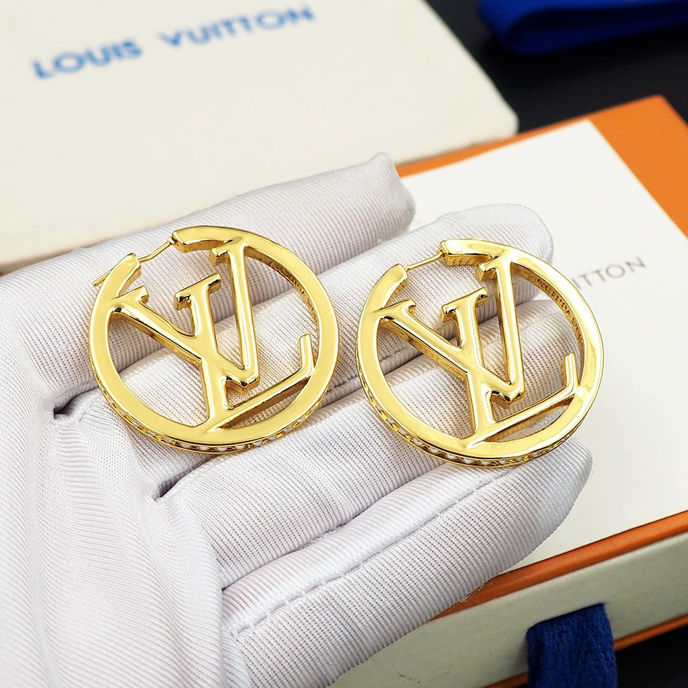 Louis Vuitton Louise Pearls 18K Gold Earrings product image 11, provided for visual reference and product detail review