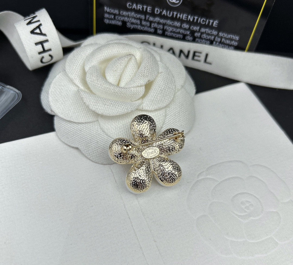 Chanel Pearls 18K Gold Brooch product image 6, provided for visual reference and product detail review