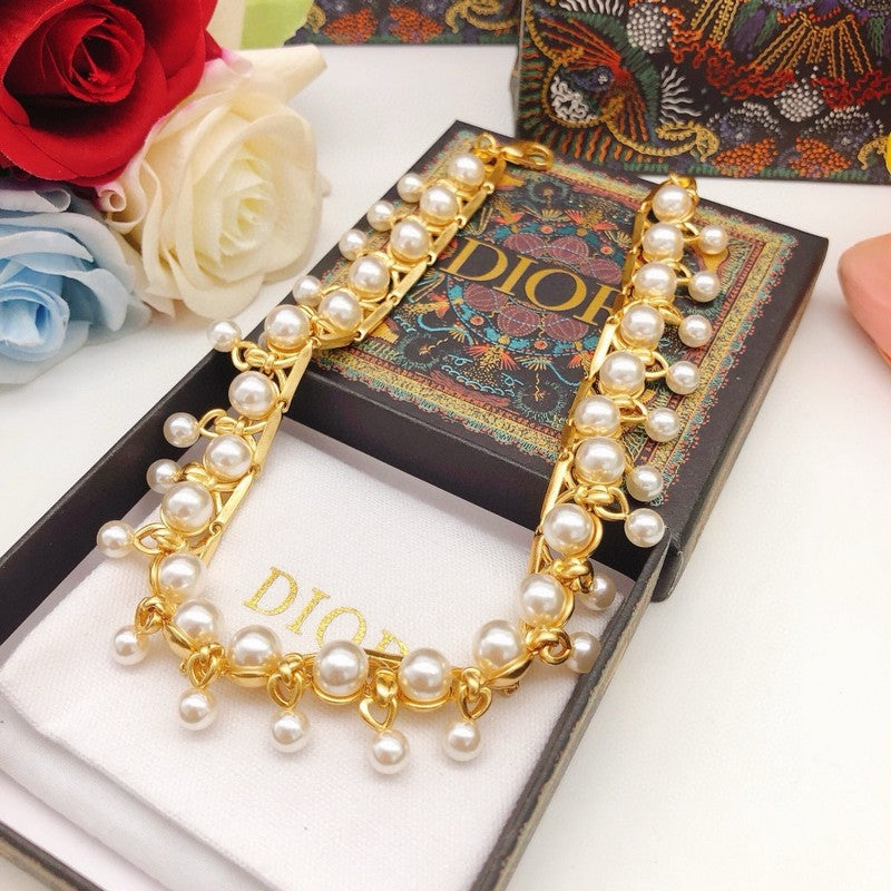 Dior 30 Montaigne Pearl 18K Gold Necklace product image 6, provided for visual reference and product detail review