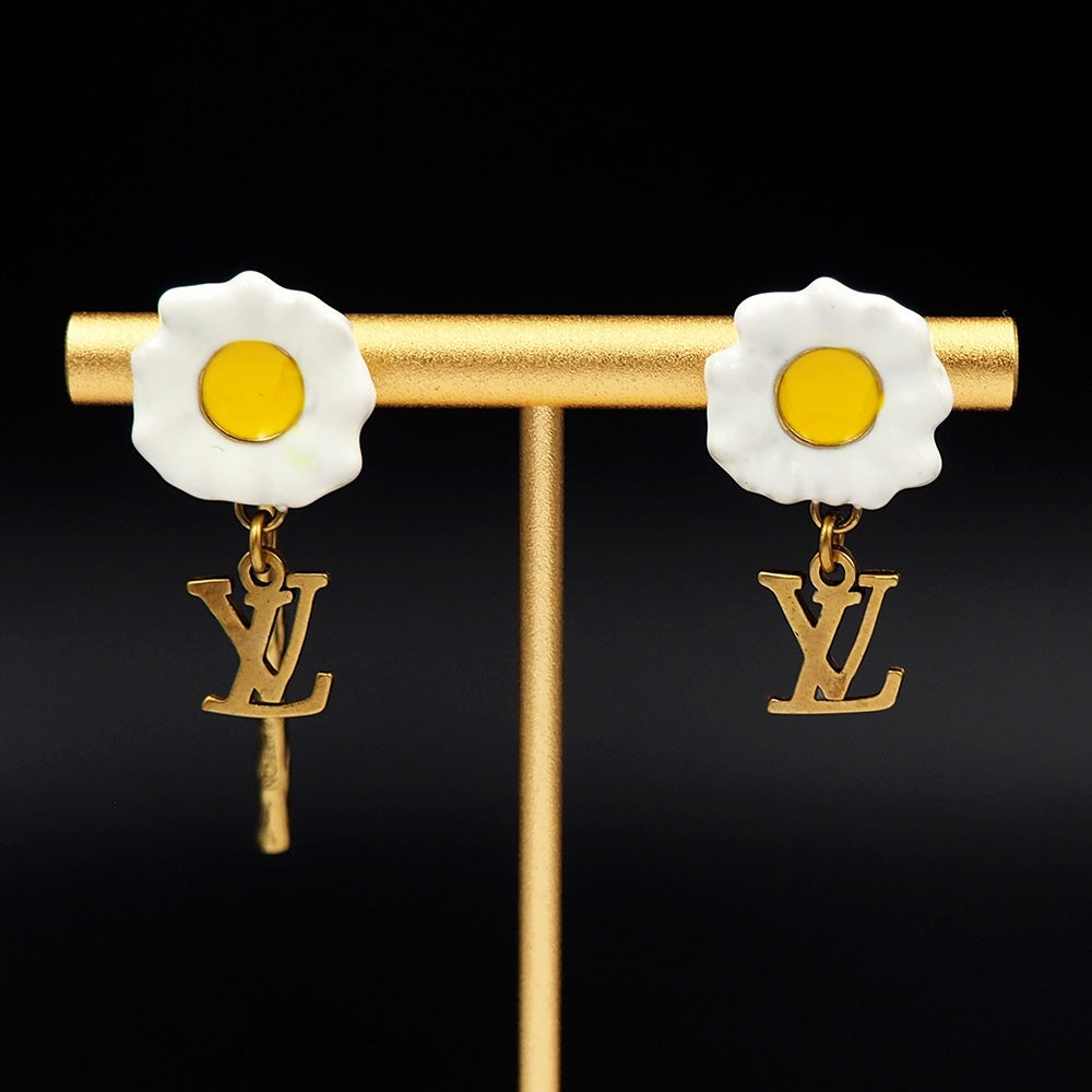 Louis Vuitton Gardening 18K Gold Earrings product image 5, provided for visual reference and product detail review