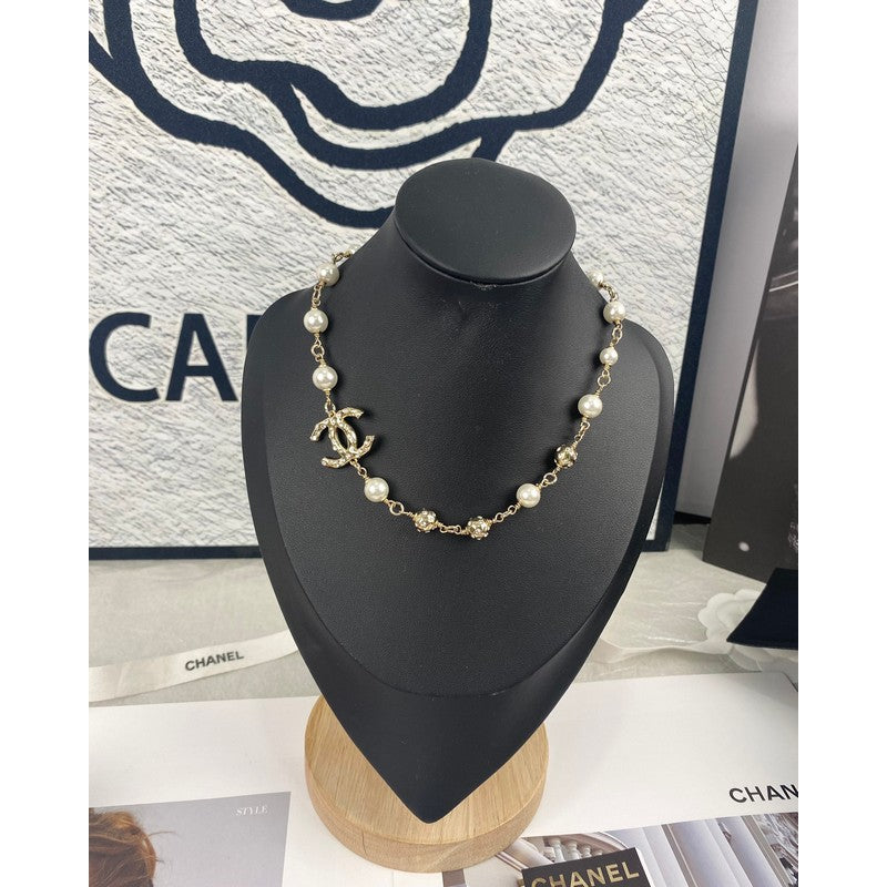Chanel White Pearls 18K Gold Necklace product image 2, provided for visual reference and product detail review