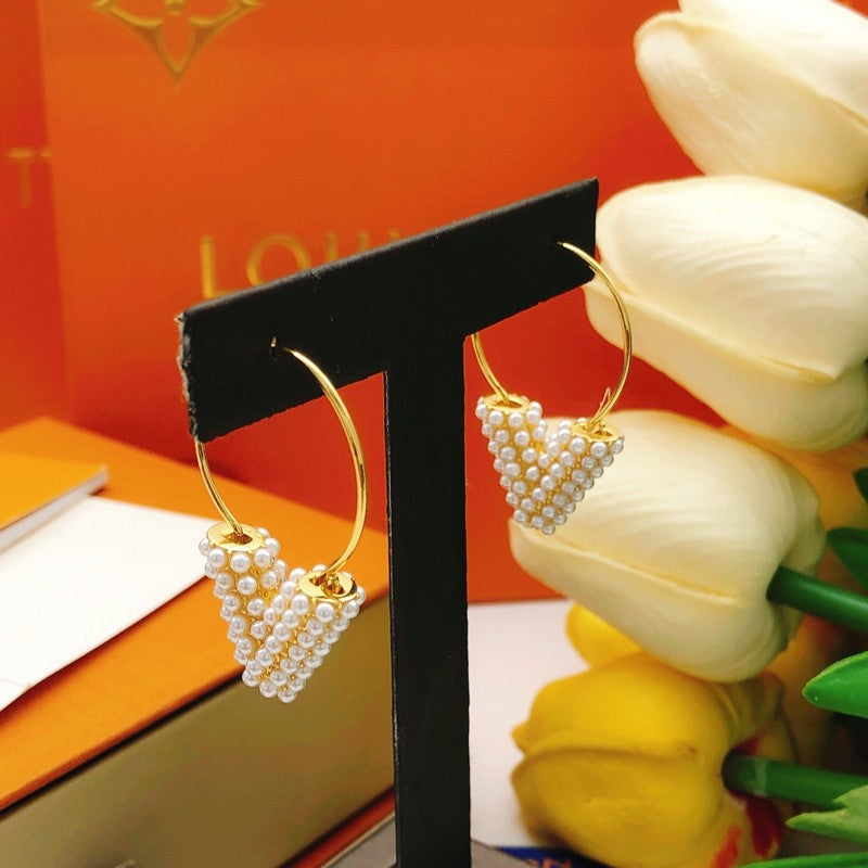 Louis Vuitton Essential V Perle Hoop 18K Gold Earrings product image 7, provided for visual reference and product detail
