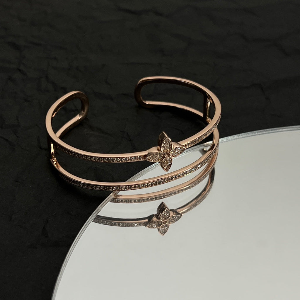 Louis Vuitton Idylle Blossom Two-Row 18K Gold Bracelet product image 9, provided for visual reference and product detail
