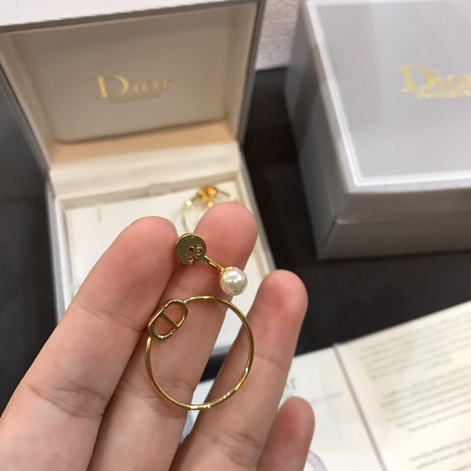 Dior 30 Montaigne Pearl 18K Gold Earrings product image 2, provided for visual reference and product detail review