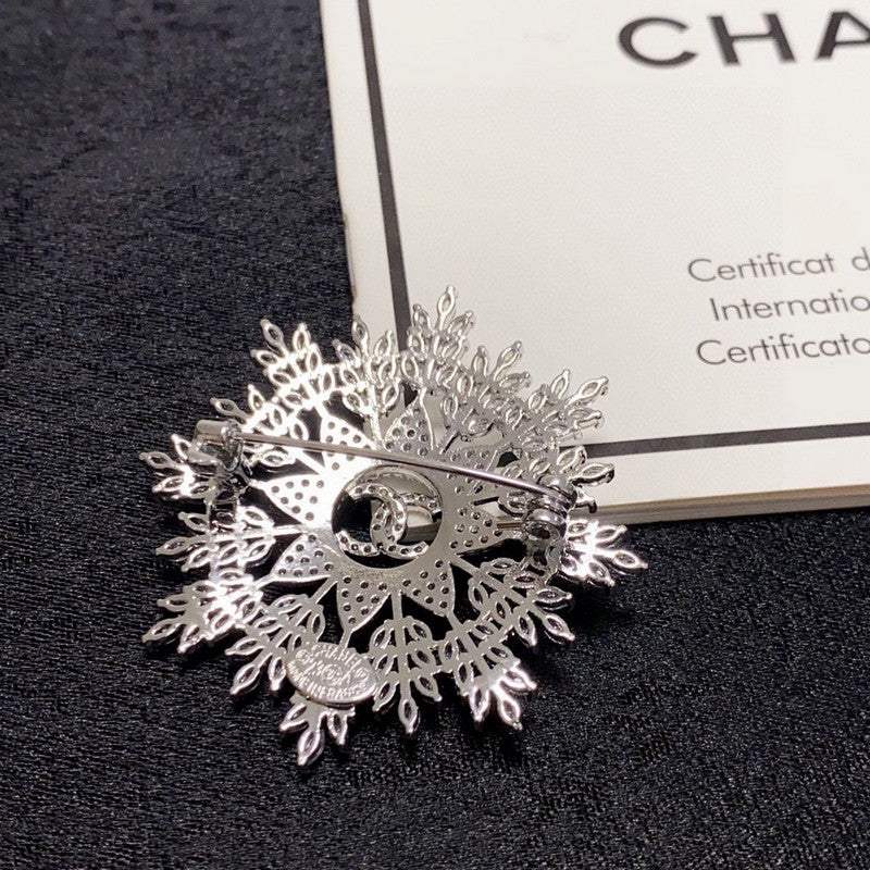 Chanel Flower Crystal 18K Gold Brooch product image 7, provided for visual reference and product detail review