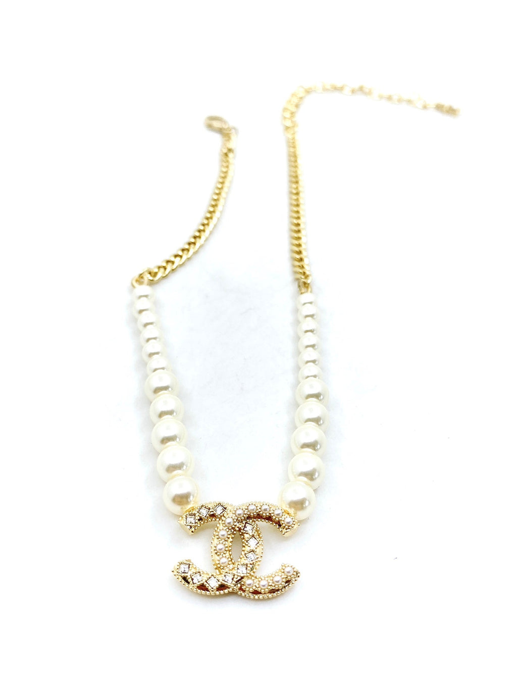 Chanel Pearls Choker 18K Gold Necklace product image 5, provided for visual reference and product detail review