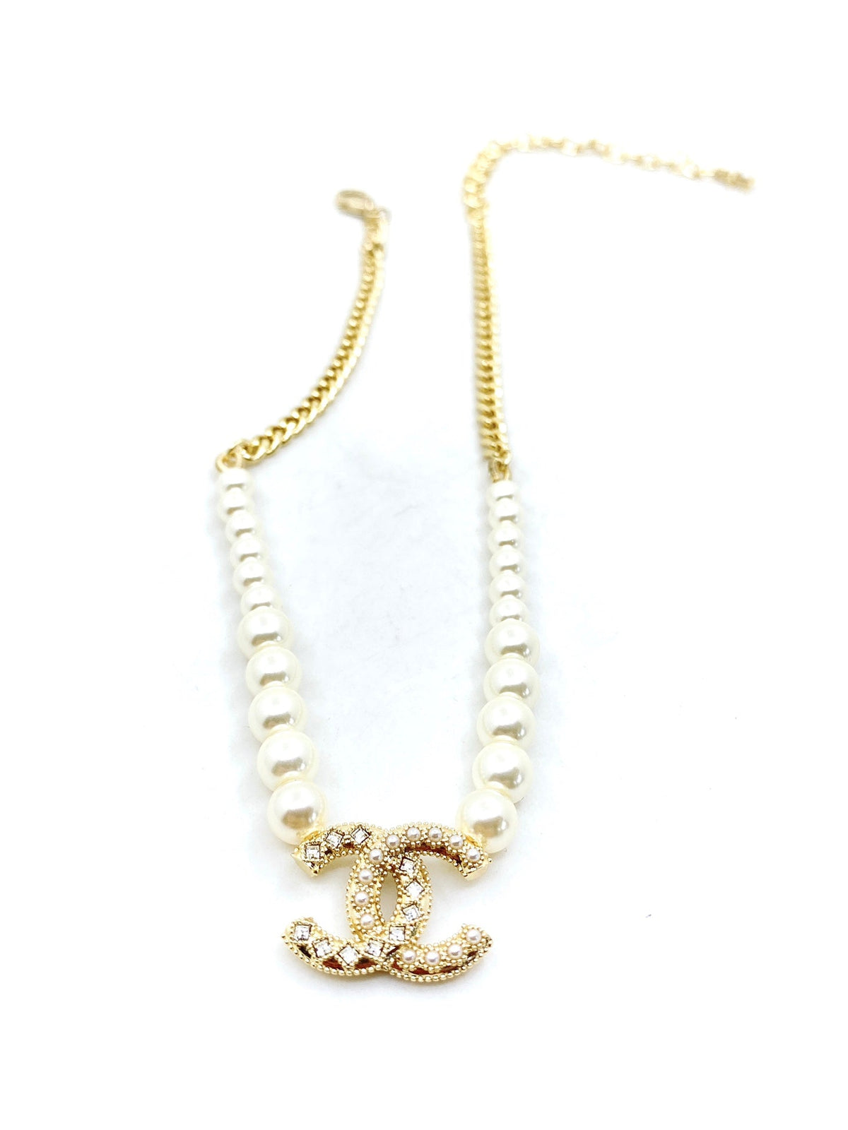 Chanel Pearls Choker 18K Gold Necklace product image 5, provided for visual reference and product detail review