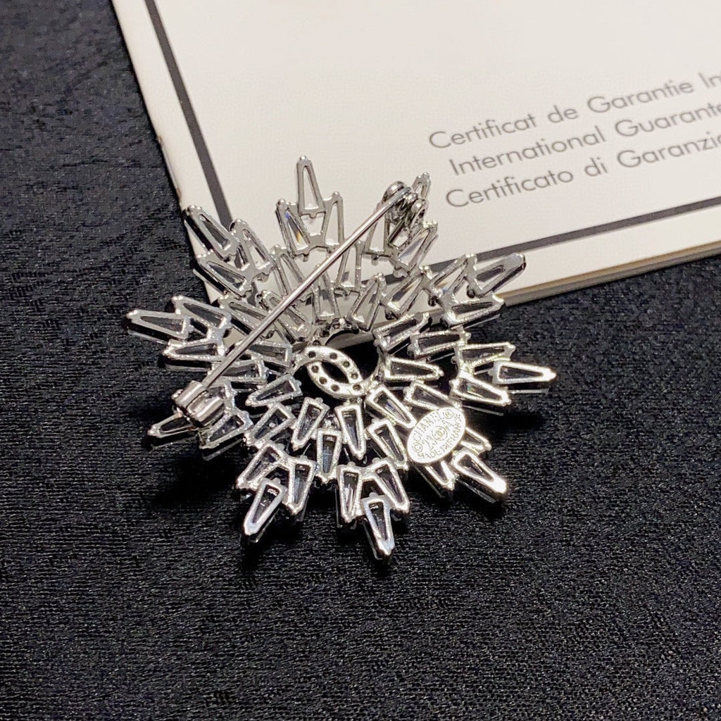 Chanel Snow Flower 18K Gold Brooch product image 8, provided for visual reference and product detail review