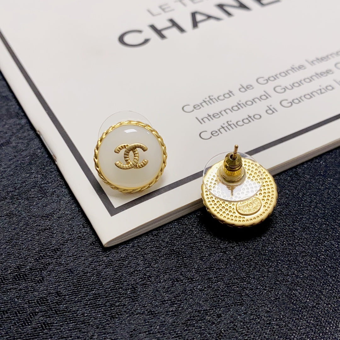 Chanel Pearl Vintage 18K Gold Earrings product image 4, provided for visual reference and product detail review