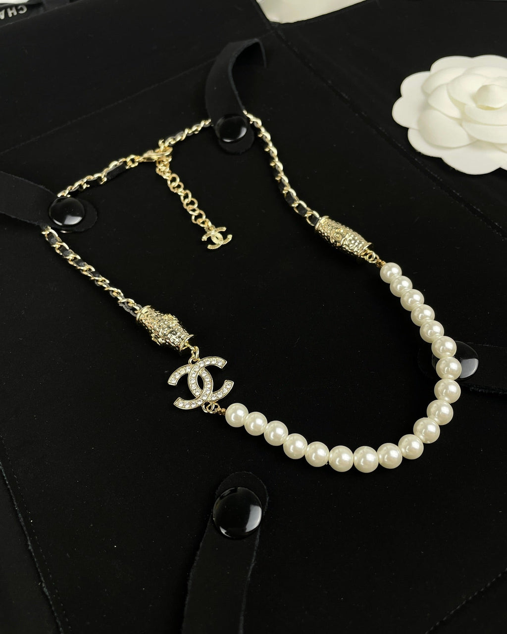 Chanel Crystals Choker 18K Gold Necklace product image 8, provided for visual reference and product detail review