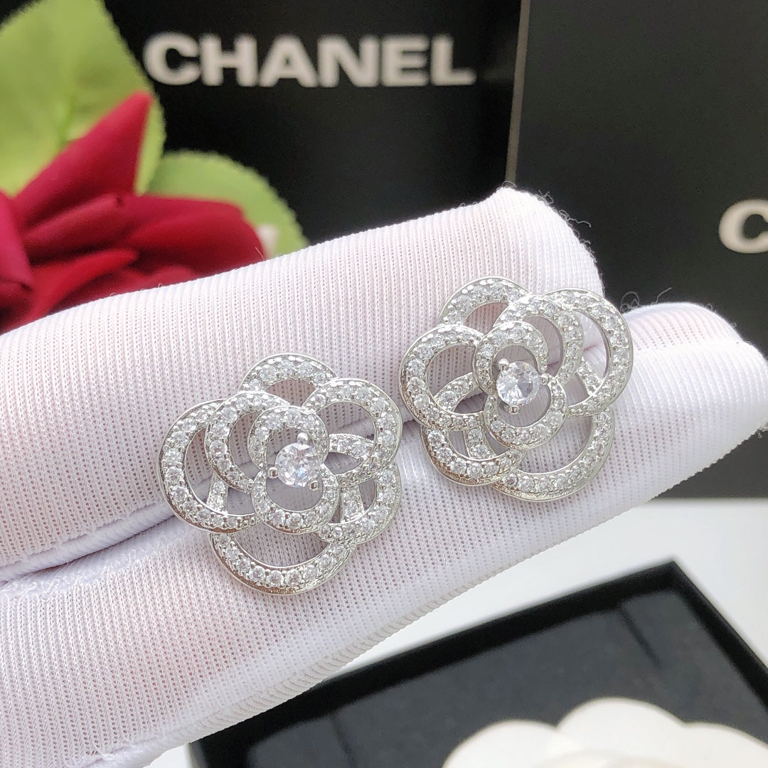 Chanel Camellia Diamond 18K Gold Earrings product image 2, provided for visual reference and product detail review