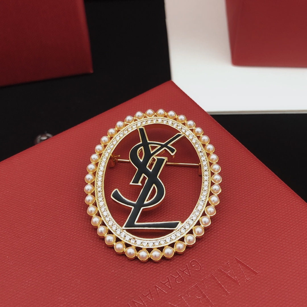 Oval Pearls 18K Gold Brooch product image 9, provided for visual reference and product detail review