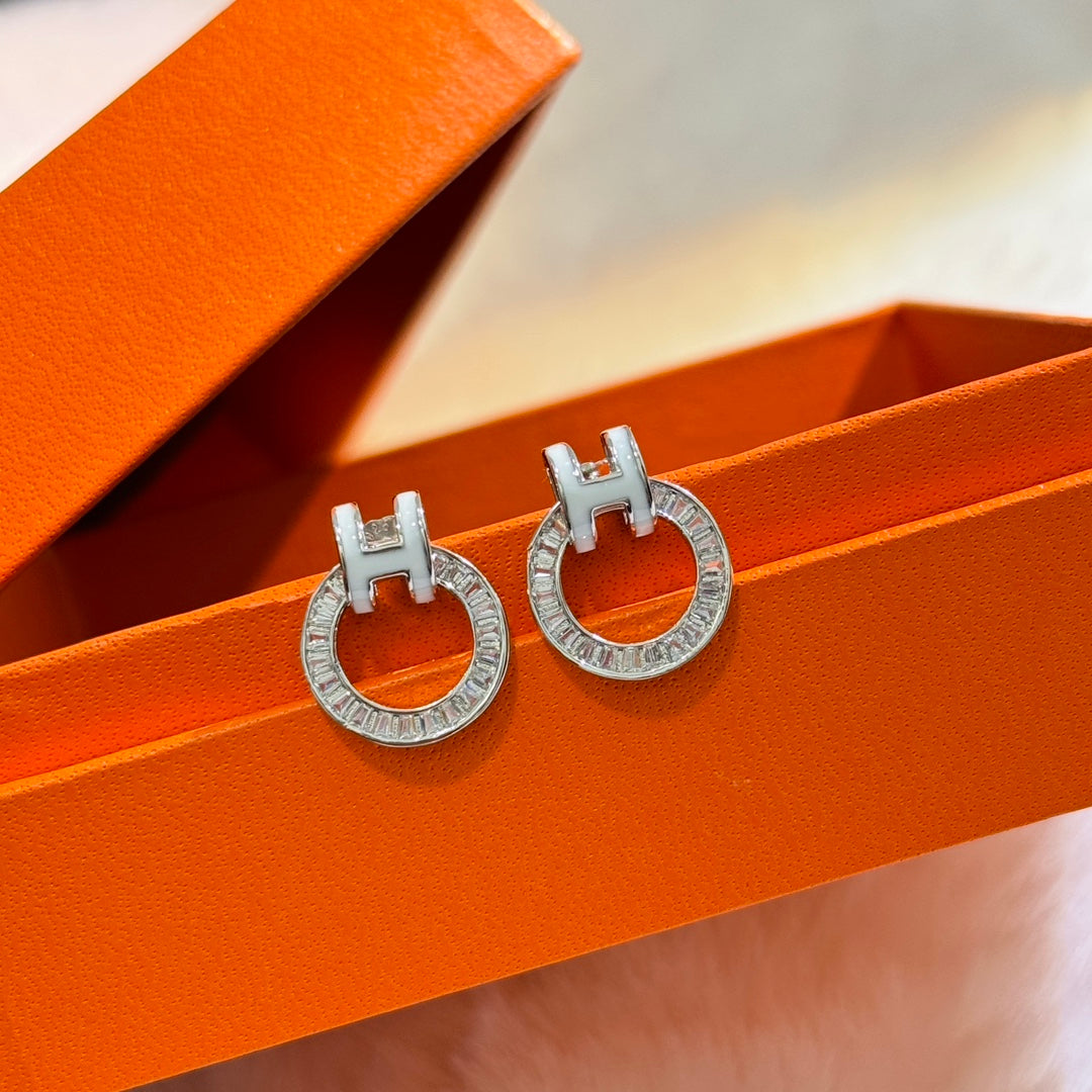 Hermes Clic Diamond 18K Gold Earrings product image 5, provided for visual reference and product detail review