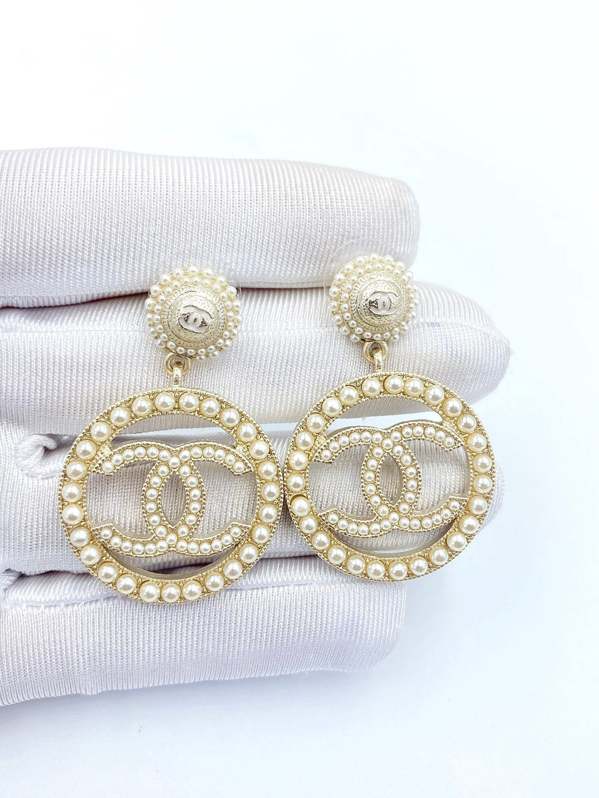 Chanel Pearl 18K Gold Earrings product image 4, provided for visual reference and product detail review