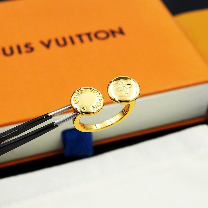 Louis Vuitton Studs 18K Gold Ring product image 17, provided for visual reference and product detail review