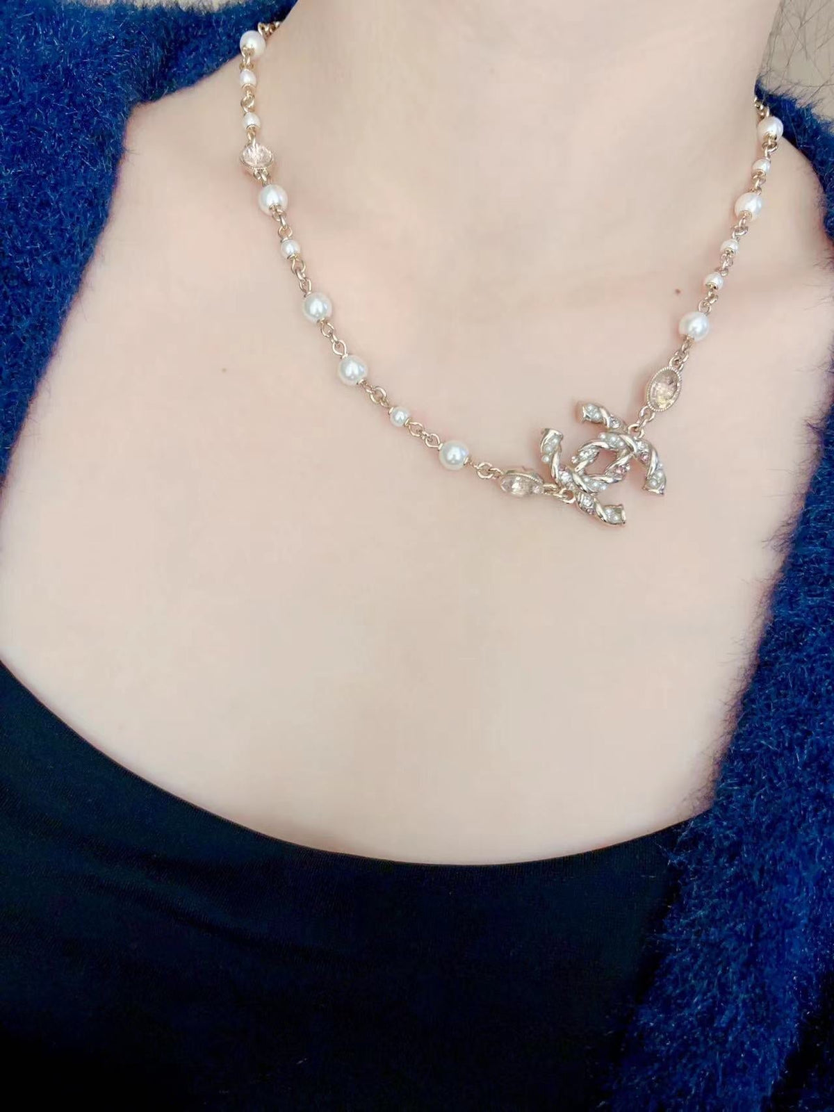 Chanel Pearls 18K Gold Necklace product image 5, provided for visual reference and product detail review