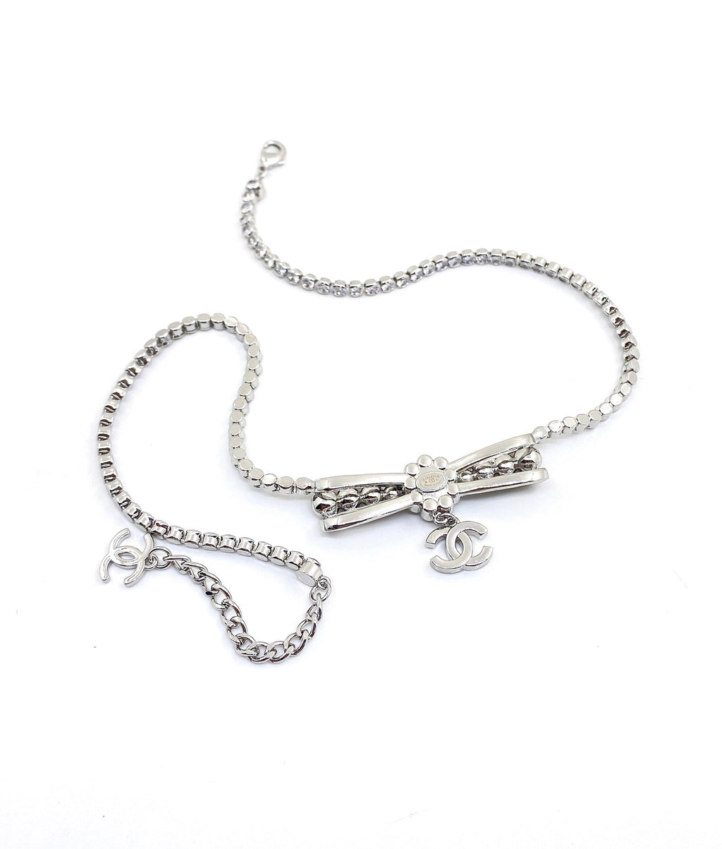 Chanel Diamonds Bow Tie 18K Gold Necklace product image 5, provided for visual reference and product detail review