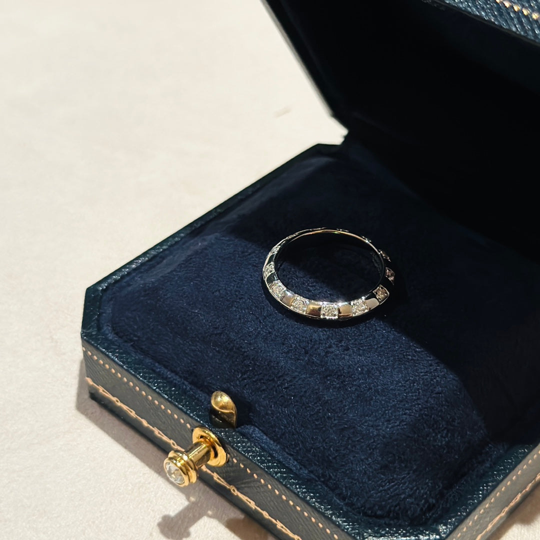 Louis Vuitton Damier Diamonds 18K Gold Ring product image 5, provided for visual reference and product detail review