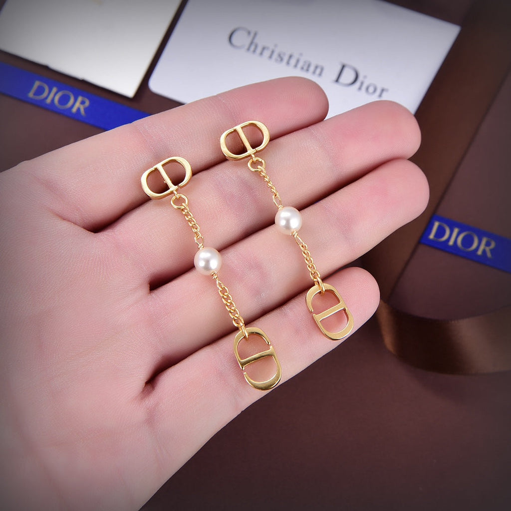 Dior 30 Montaigne 18K Gold Earrings product image 7, provided for visual reference and product detail review
